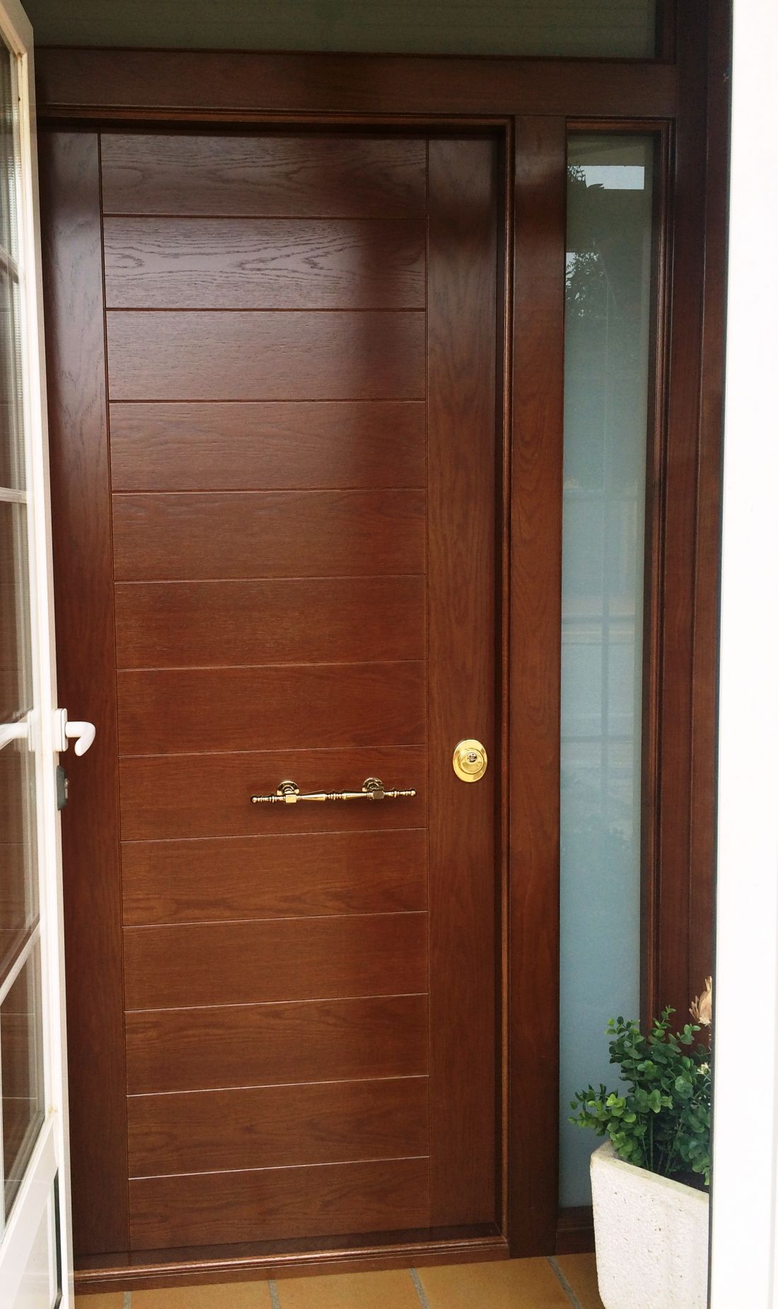 PA14 ACORAZADA EXTERIOR MOD. F 90 IROKO TEÑIDO CON MANILLON Y FIJO LATERAL