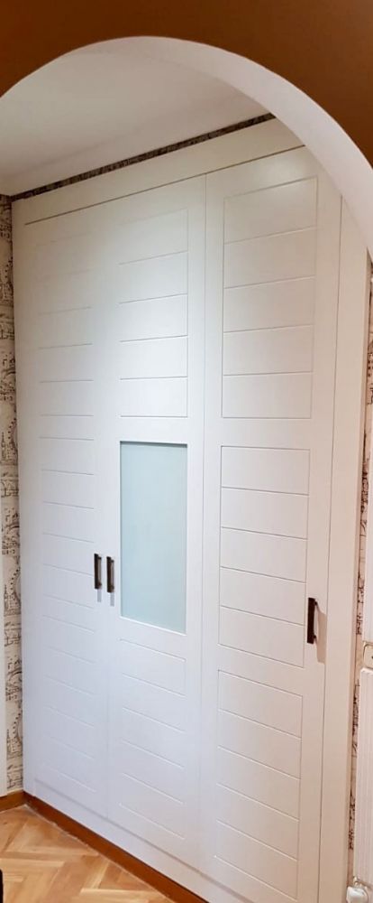 FA92 FRENTE ABATIBLE CUADROS CON ESTRIAS HORIZONTALES Y CRISTAL LACADO BLANCO