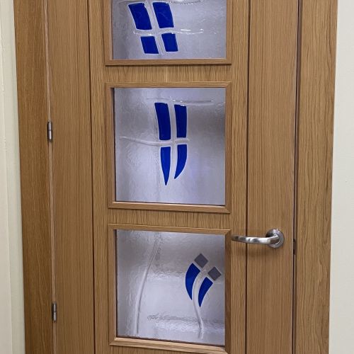 PI143 PUERTA ROBLE MODELO 2 GRECAS OSCURAS VETA VERTICAL 4V6 BAJO