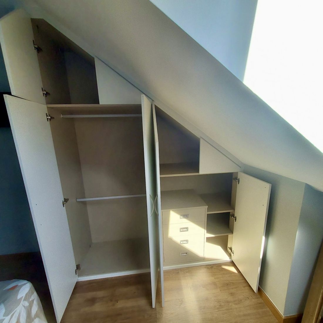 AB50 DETALLE DEL INTERIOR Y DE LA APERTURA DE UN FRENTE ABUHARDILLADO CON FIJOS Y ALTILLO