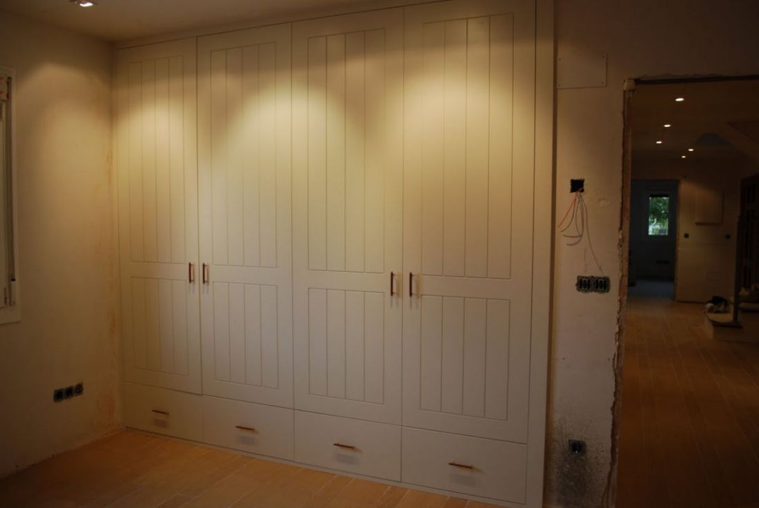 FA84 FRENTE CUADROS LINEAS LACADO BLANCO ROTO CON CAJONES VISTOS