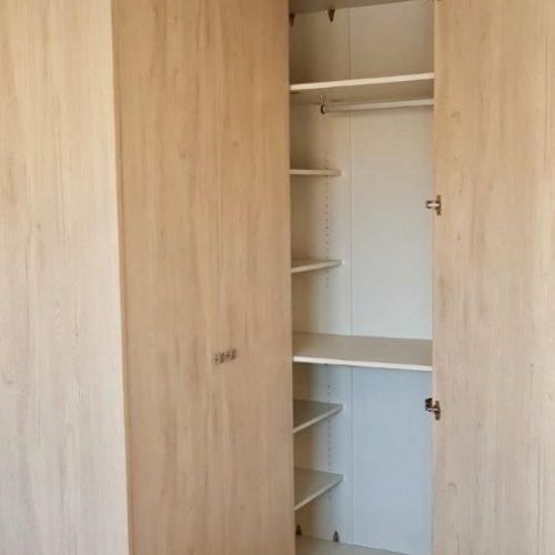 IA201 INTERIOR MELAMINADO FRESNO TAIGA EN ESQUINA CON BALDAS Y DOBLE ROPA CORTA