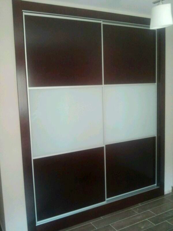 FC168 FRENTE CORREDERO ECO WENGE Y CRISTAL LACADO BLANCO. PERFILES ALUMINIO Y REMATES WENGE