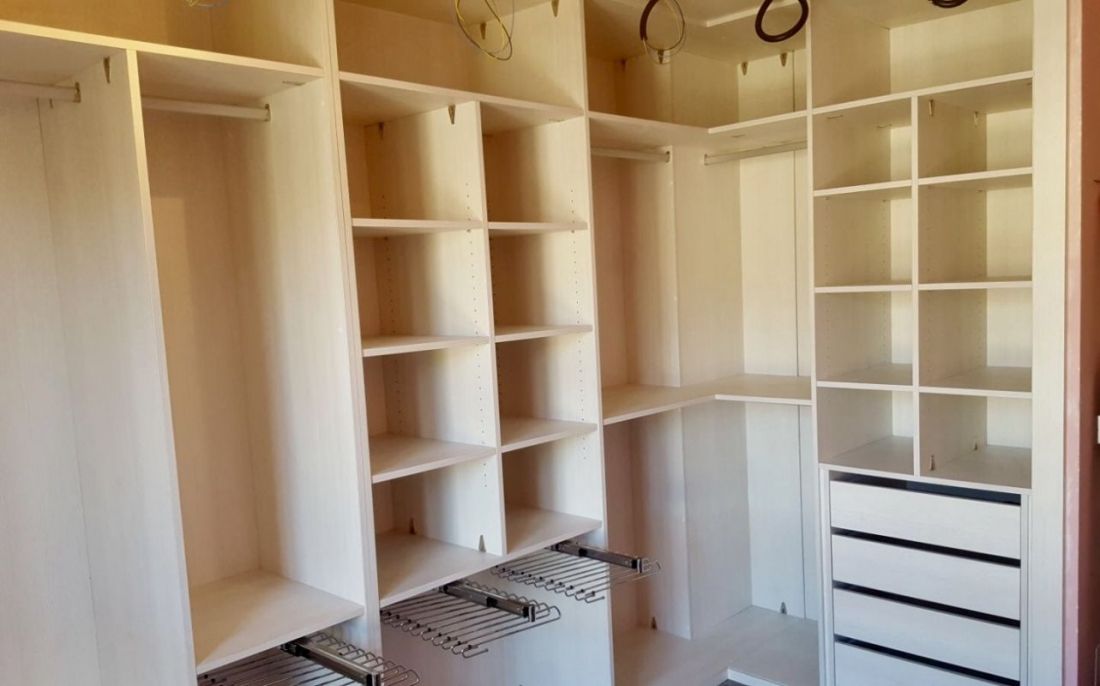 IA52 INTERIOR DE VESTIDOR CON BALDAS, PANTALONEROS, CAJONERAS Y BARRAS DE COLGAR. COLUMNA INTEGRADA