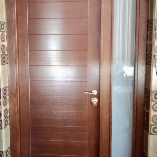 PA53 PUERTA ACORAZADA LINEAS ALUMINIO NOGAL CON FIJO DE SEGURIDAD Y MANILLA POR FUERA
