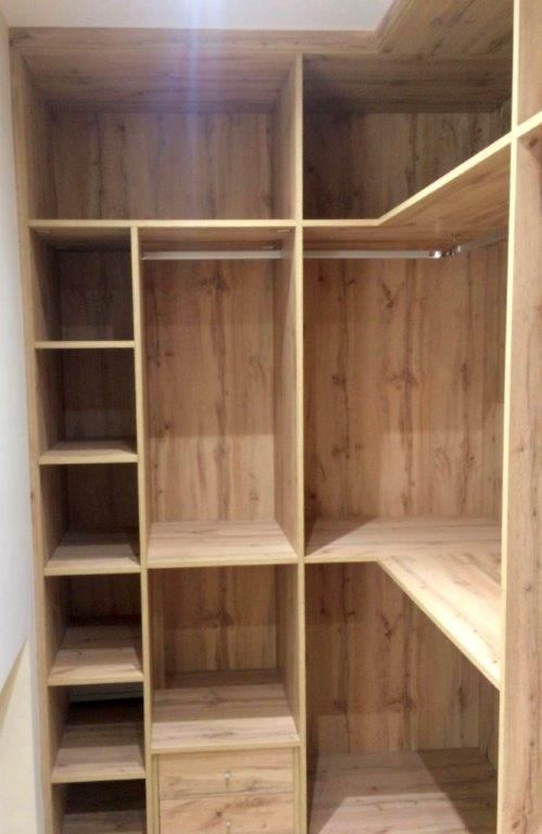 VE60 VESTIDOR EN ESQUINA EN ROBLE HERCULES. BALDAS, CAJONERAS CERRADAS Y BARRAS