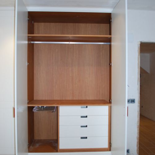 IA135 INTERIOR TEKA CON CAJONES LACADOS BLANCOS Y PANTALONERO