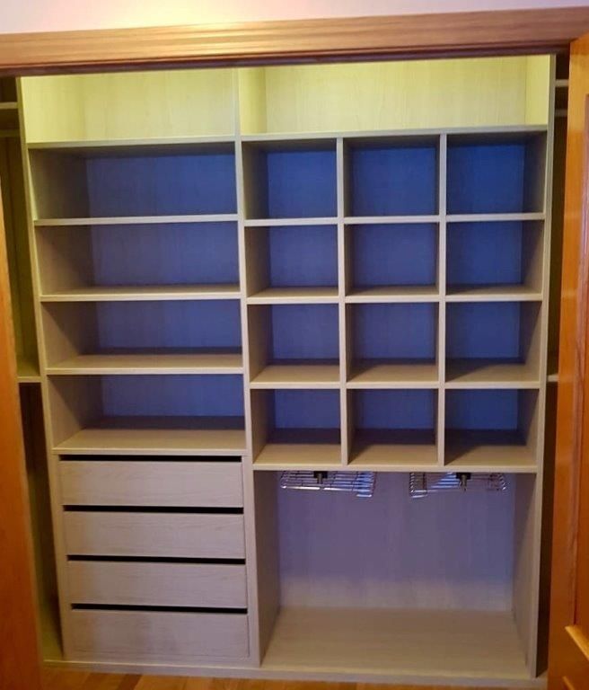 IA58 INTERIOR MELAMINADO OREGON SIENA CAJONERA, BALDAS DIVIDIDAS Y PANTALONEROS