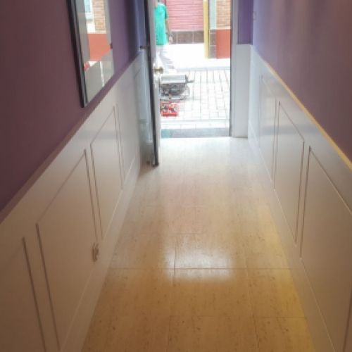 MU49 REVESTIMIENTO DE PARED LACADO BLANCO CON CUADROS MARCADOS