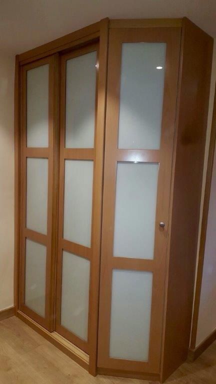 FA181 FRENTE CORREDERO CON CHAFLAN ABATIBLE EN CUADROS HAYA Y CRISTAL BLANCO