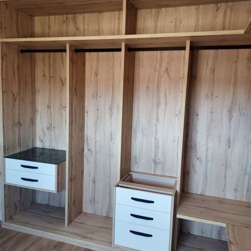 VE74 VESTIDOR EN U ROBLE HERCULES CON FRENTES DE CAJON LACADOS CON TIRADOR NEGRO, CAJON DIVIDIDO CON TAPA DE CRISTAL