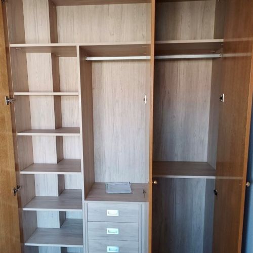 IA8 INTERIOR MELAMINADO ROBLE AURORA CON CAJONERA CERRADA Y COLUMNA CAJEADA CON BALDAS