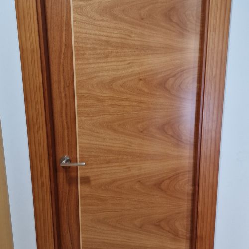 PI131 PUERTA CEDRO MODELO 1 GRECA CLARA VETA CRUZADA