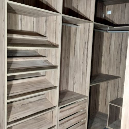 VE73 VESTIDOR EN ROBLE HERCULES CON BALDAS INCLINADAS PARA ZAPATOS