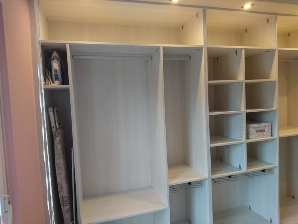 VE4 VESTIDOR EN OREGON SIENA, HUECO PARA TABLA DE PLANCHA