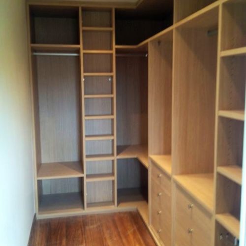 VE44 VESTIDOR CON ROPA LARGA, BALDAS REGULABLES, ESQUINA CON R. LARGA Y CAJONERAS CERRADAS