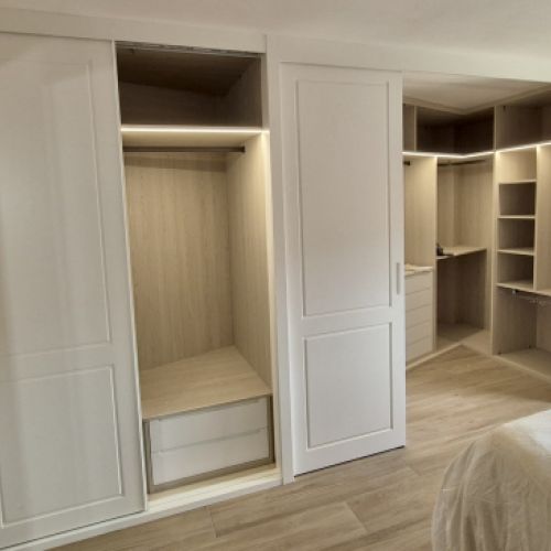 VE111 VESTIDOR ANEXO A ARMARIO CON PUERTAS CORREDERAS CON CAJONES LACADOS