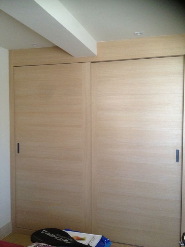 FC129 CAJEADO DE VIGA EN FRENTE CORREDERO SEGARE DORATA CORTES VERTICAL Y HORIZONTALES. UÑERO GRIS EN PUERTAS.