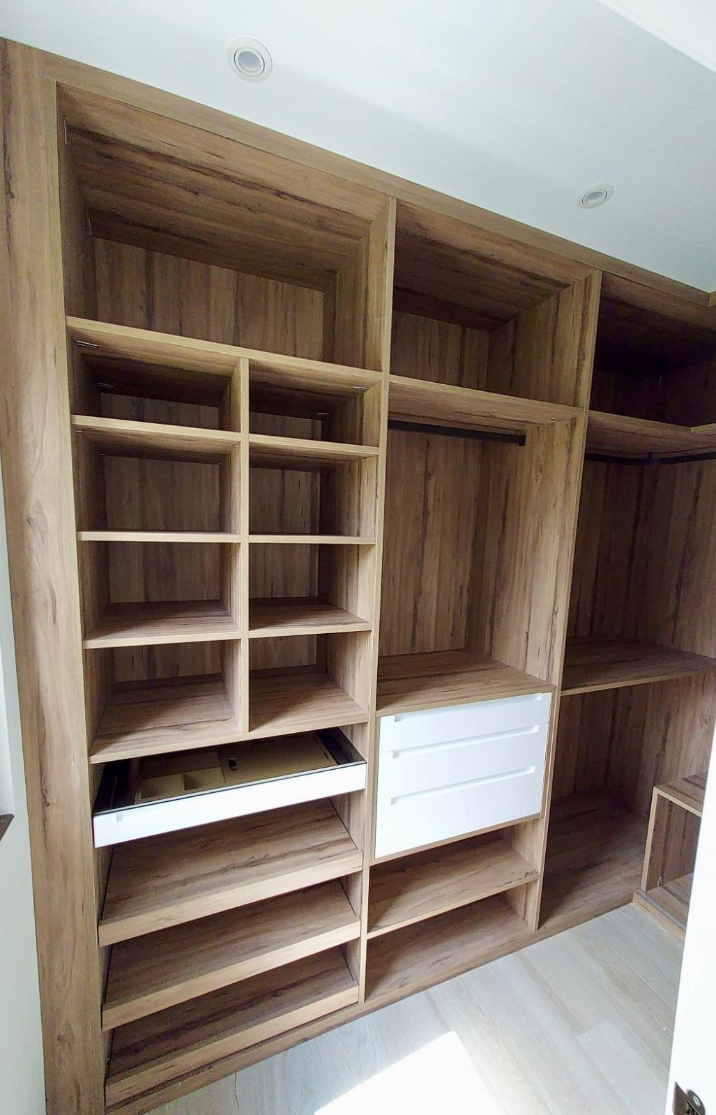 VE103 VESTIDOR ROBLE HERCULES CON BALDAS EXTRAIBLES, CAJON JOYERO, BALDAS Y CAJONERAS CON CAJON LACADO BLANCO