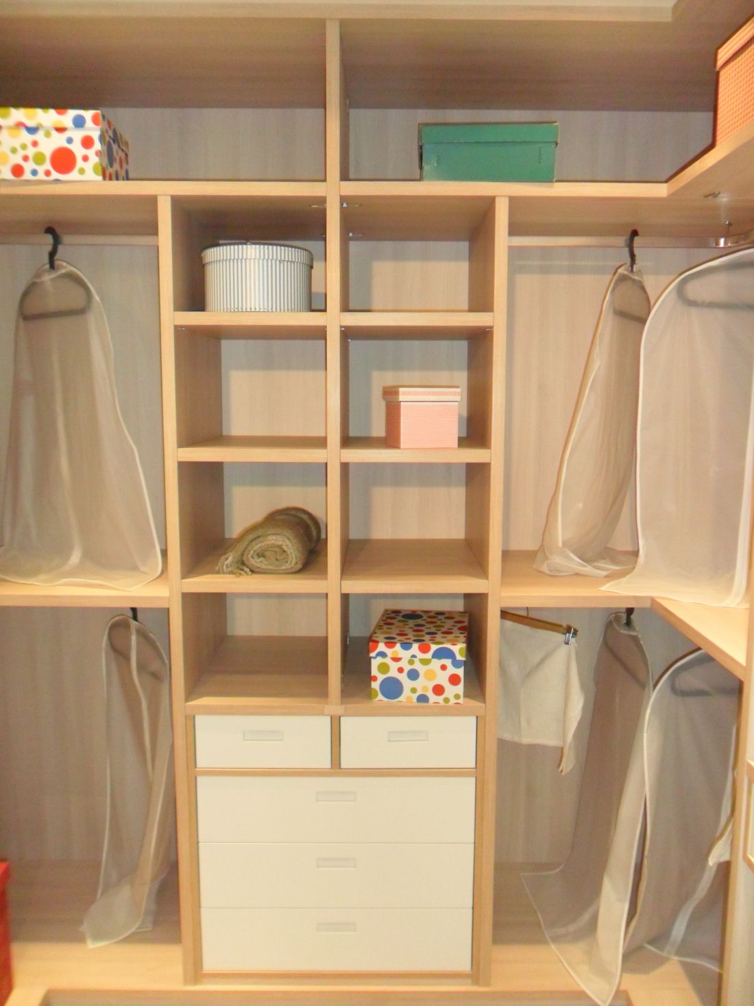 VE55 VESTIDOR EN ROBLE VELADO DE 30MM, CON BALDAS DIVIDIDAS Y CAJONERA CON FRENTE LACADOS