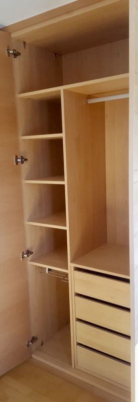IA39 INTERIOR ARMARIO CEREZO DUERO CON PANTALONERO, BALDAS, CAJONERA Y BARRA