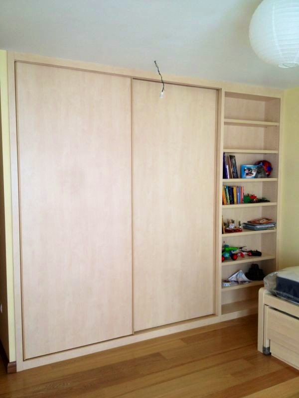 FC128 FRENTE CORREDERO LISO MAPLE CON DETALLE DE ESTANTERIAS VISTAS. PERFILES MAPLE