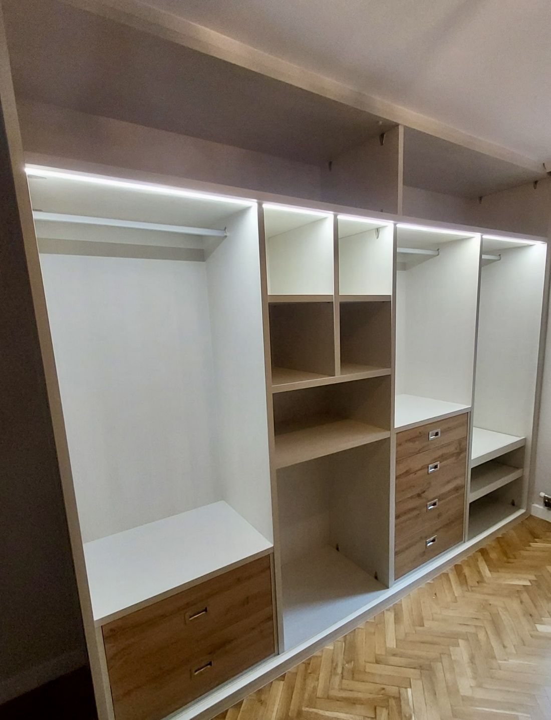 IA277 INTERIOR TEXTIL CON CAJONES Y ZAPATEROS EN ROBLE HERCULES CON TIRADOR EMBUTIDO, CON LUZ LED INTEGRADA