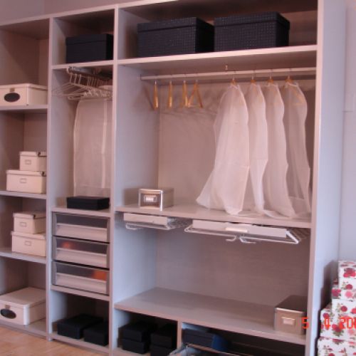 IA137 INTERIOR GRIS CON MULTIPLES ACCESORIOS.