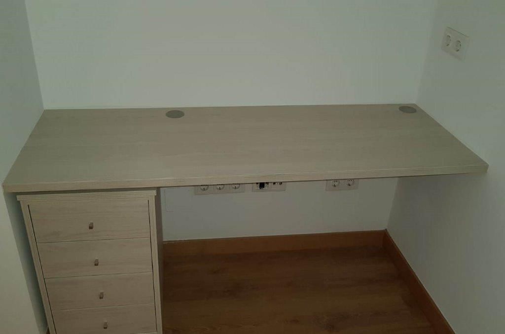 MU91 MESA ESCRITORIO MELAMINA CON CAJONERA Y PASACABLES