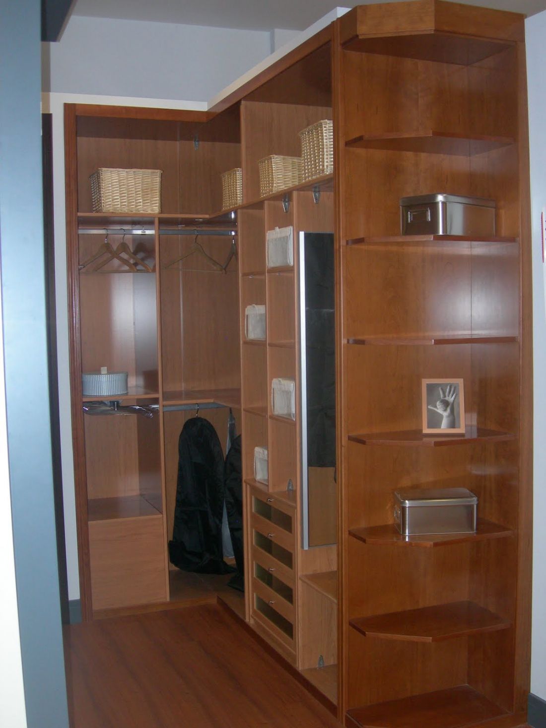VE52 VESTIDOR CON ESQUINERA EN CEREZO VISTA. INTERIOR APROVECHADO CON BAUL, PANTALONERO SENCILLO Y ESPEJO EXTRAIBLE