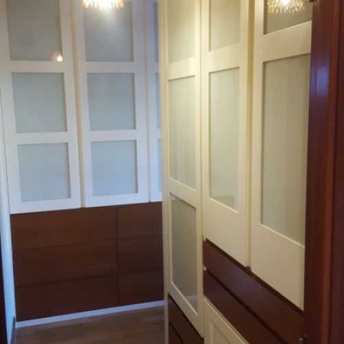 FA124 COMBINADO DE PUERTAS LACADAS CON CRISTAL BLANCO Y CAJONES EN CHAPA NATURAL DE NOGAL