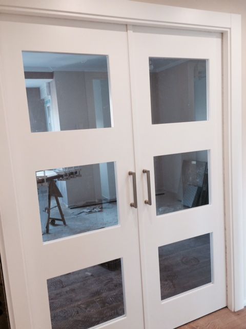 Puerta doble interior de color blanco con cristal