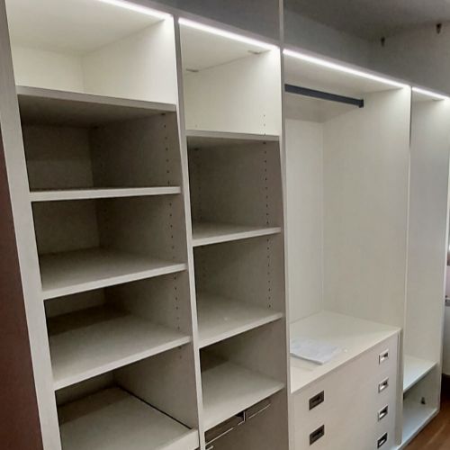IA241 INTERIOR BLANCO CON BALDAS FIJAS Y EXTRAIBLES, PANTALONERO, CAJONERA Y BARRA EN GRAFITO