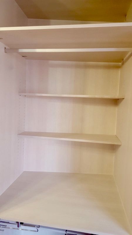 IA63 INTERIOR EN OREGON SIENA, EXTRA DE FONDO EN CHAFLAN APROVECHADO CON BALDAS