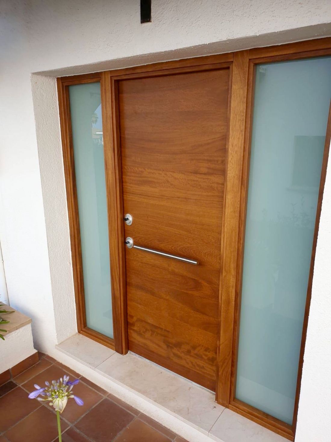 PA54 PUERTA ACORAZADA CEREZO ESTRIAS CON DOBLE FIJO LATERAL CON CRISTAL DE SEGURIDAD