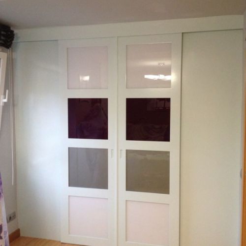 VE48 PUERTAS CORREDERAS PARA ACCESO A VESTIDOS LACADAS CON CUADROS EN CRISTAL LACADO DE COLORES