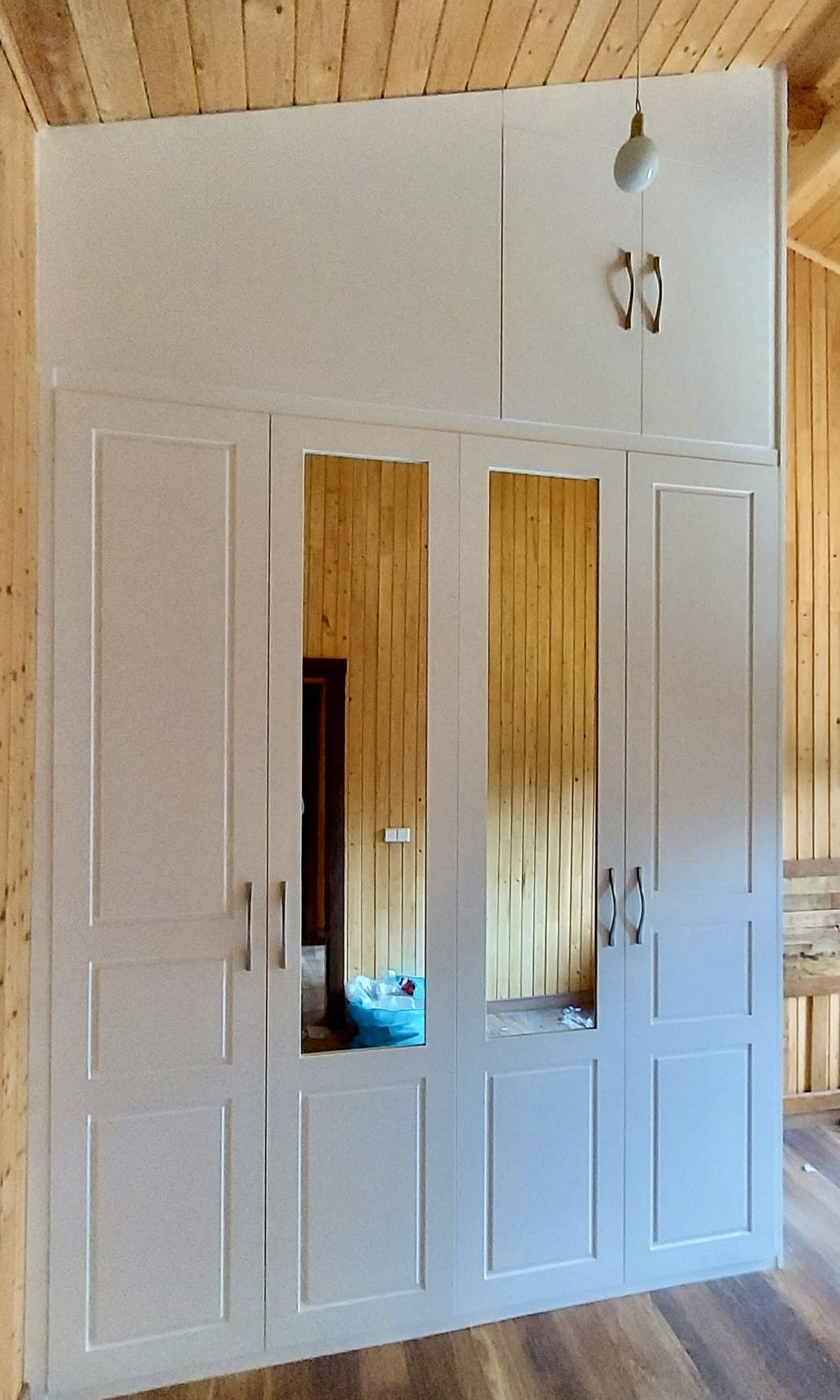 AB54 FRENTE ABUHARDILLADO LACADO CON ESPEJO Y ALTILLO SUPERIOR