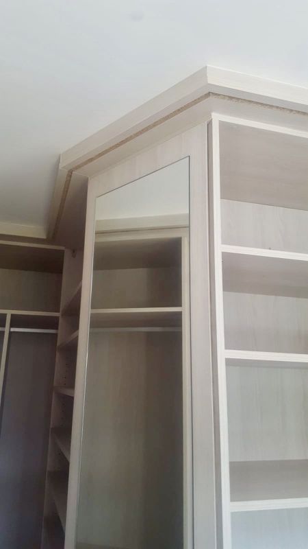 VE25 VESTIDOR MELAMINADO CON ESPEJO EN UN COSTADO