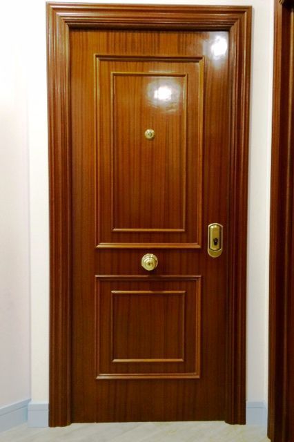Puerta exterior de madera blindada de color nogal