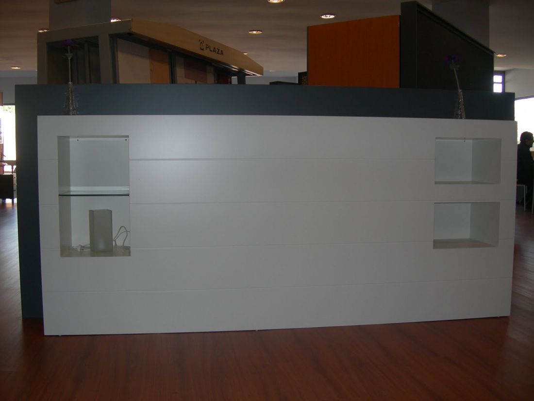 MU16 CABECERO LACADO BLANCO LINEAS CON MESILLAS INTEGRADAS