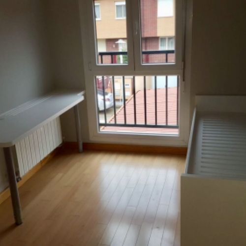 MU69 DORMITORIO LACADO BLANCO CON MESA DE ESTUDIO, CAMA Y ARMARIO