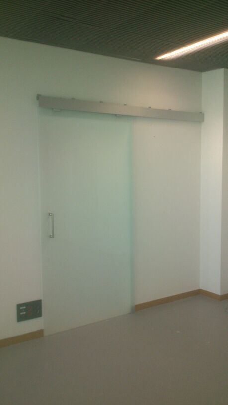 PC22 PUERTA CORREDERA VISTA DE CRISTAL ACIDO DETALLES EN ALUMINIO