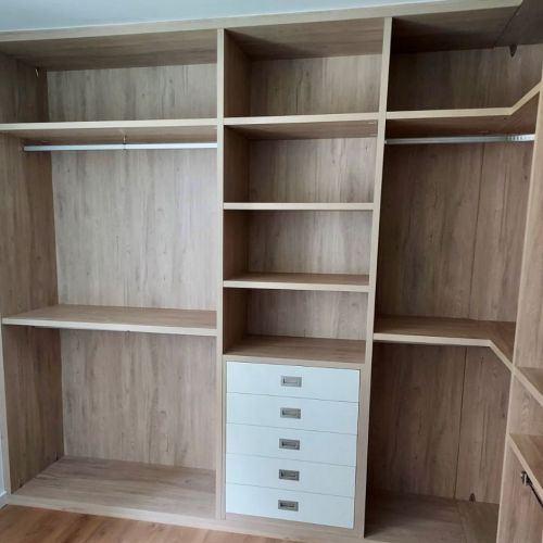 VE9 VESTIDOR EN ESQUINA EN ROBLE HERCULES CON CAJONERAS CERRADAS LACADO BLANCO. GROSOR 30MM