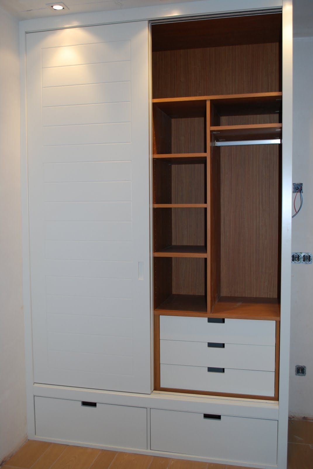 IA186 INTERIOR TEKA CON CAJONES LACADOS