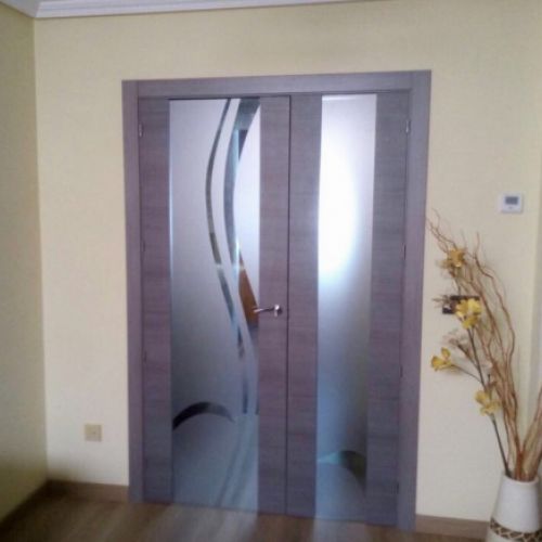 PI68 PUERTA VINILO ARGENTO VIDRIERA CRISTAL ACIDO CON DIBUJO