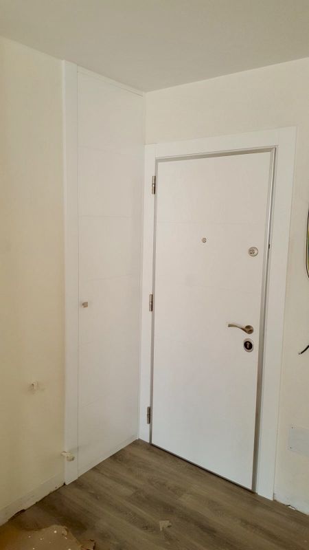 PA23 INTERIOR DE UNA PUERTA ACORAZADA CON MARCOS EN PLATA