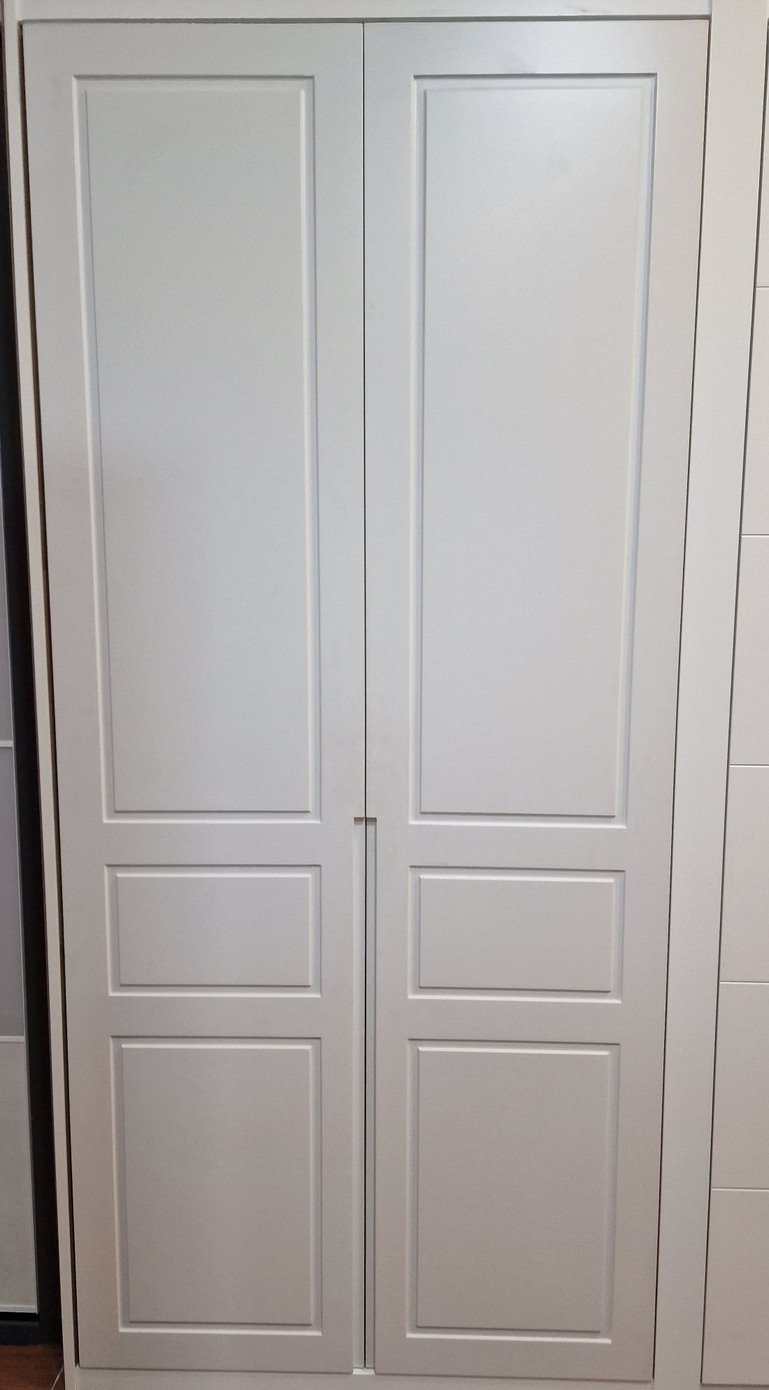 FA10 FRENTE ABATIBLE FRESADO CUADROS DESIGUALES EN LACADO BLANCO CON UÑERO LARGO