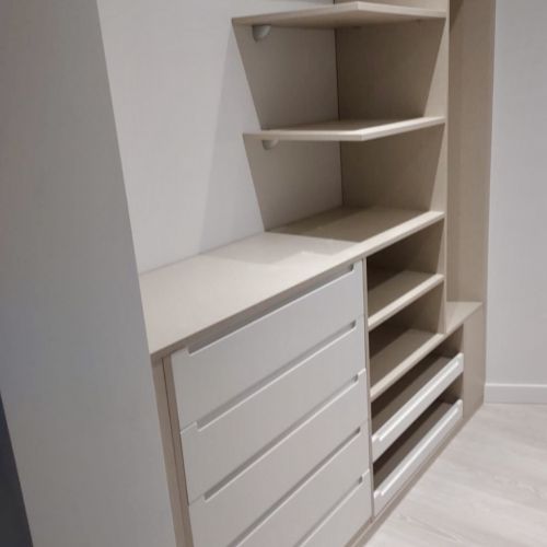 VE81 MODULO VESTIDOR ROBLE VELADO CON FRENTES DE CAJON CON UÑERO LACADOS BLANCOS, BALDAS EXTRAIBLES Y BALDAS VISTAS