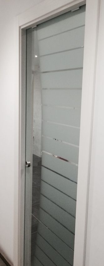 PC1 PUERTA CORREDERA EN CASONETO DE CRISTAL CON DIBUJOS EN ACIDO