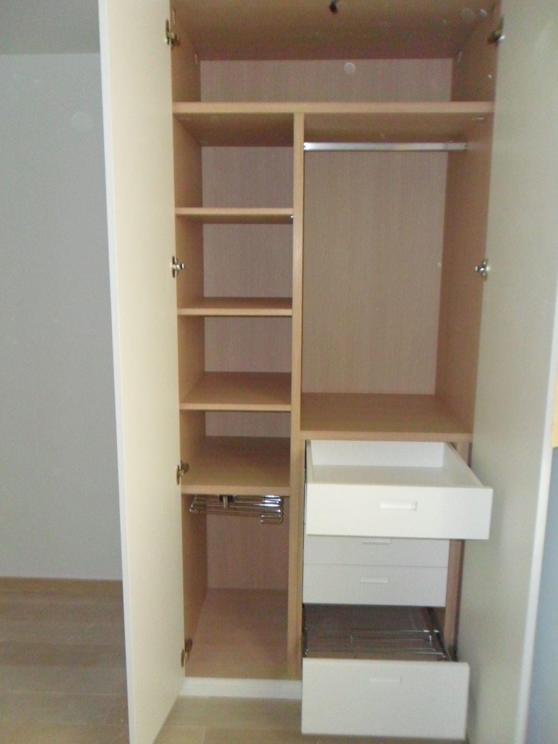 IA53 INTERIOR EN 30MM DE GROSOR Y BALDAS EN 19 MM. PANTALONERO SENCILLO Y ZAPATERO